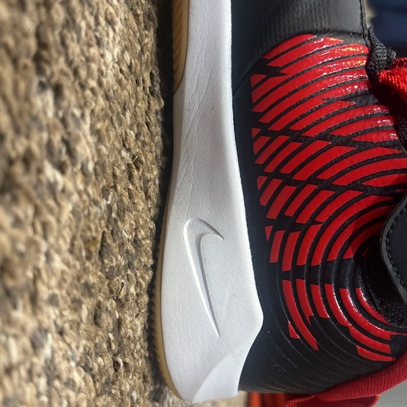 Boys Nikes - Picture 6 of 9